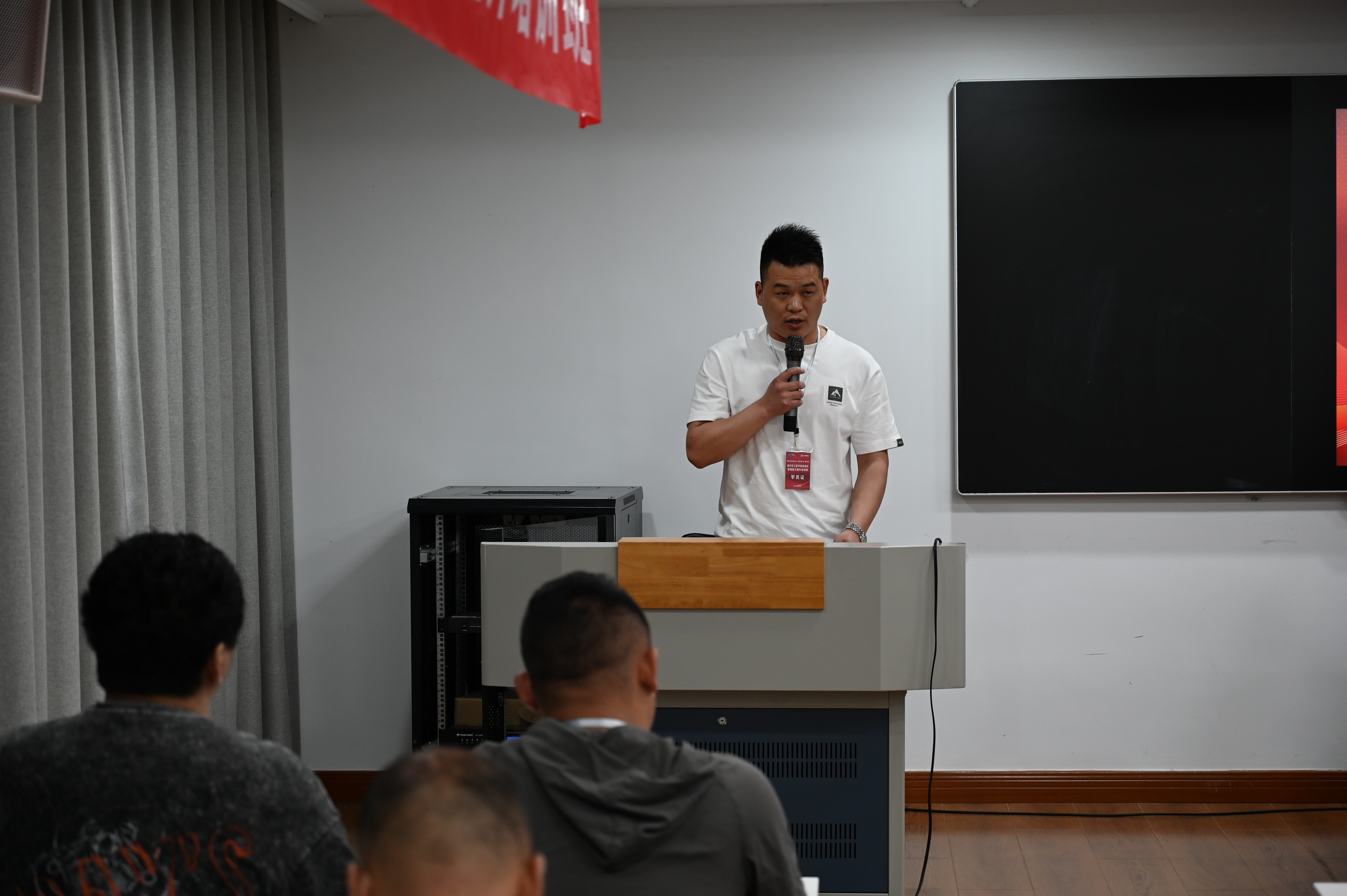 “劳模工匠助企行 精兵强‘匠’聚经彩”